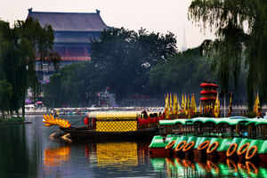 Take a tuk tuk ride around Houhai