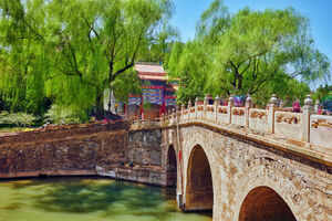 Ride in a dragon boat at Beihai Park