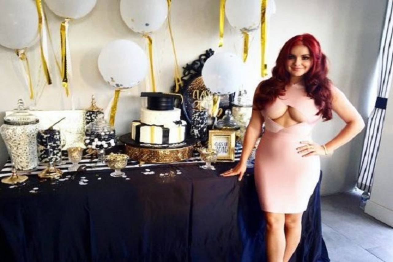 Ariel Winter of 'Modern Family' flashes underboob in her graduation dress -  Times of India