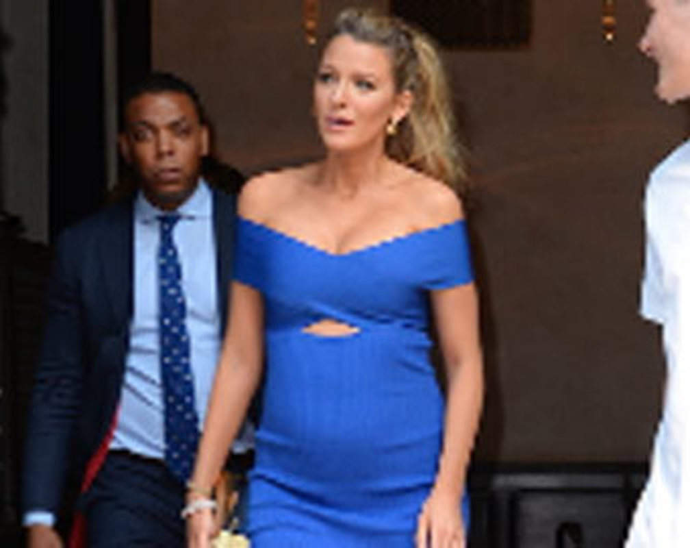 
Blake Lively flaunts her tiny baby bump
