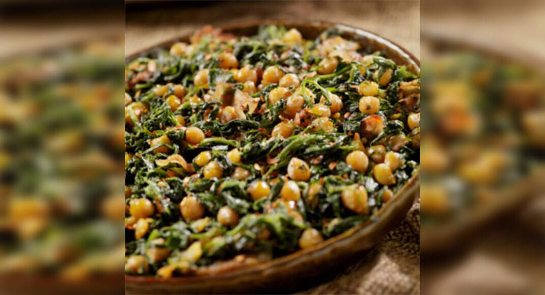 Chickpeas and Spinach Curry Recipe: How to Make Chickpeas and Spinach