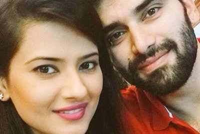 Nikitin Dheer, wife Kratika can't get their eyes off each other