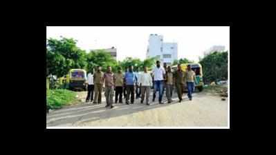 Auto drivers get together for a movie