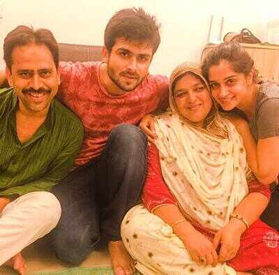 Dipika Kakar celebrates Shoaib Ibrahim's parents wedding anniversary -  Times of India