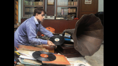 City collector donates rare records to Delhi