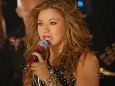 Kelly Clarkson joins Atlantic Records