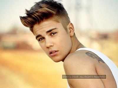 Justin Bieber sprains ankle on tour, show goes on