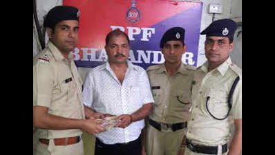 Bhayander RPF constables earn praises for returning Rs 4 lakh found on railway track