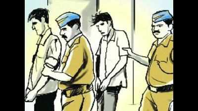 <arttitle><b><strong>5 held for beating up cops at Taj</strong><strong/></b></arttitle>