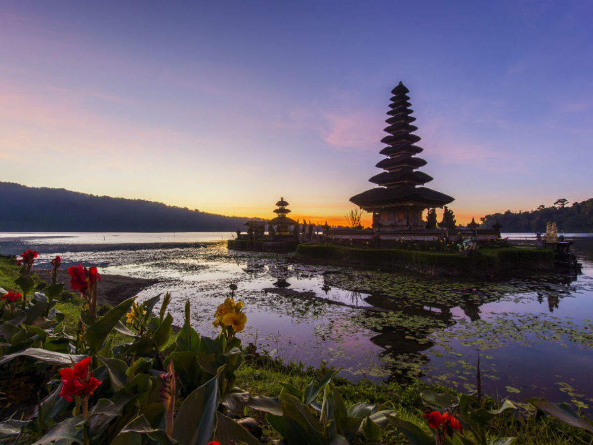 Время на бали. Бали зимой фото. ISTOCK Pura Ulun Danu Bratan Bali Hindu Temple. Свечи крупные фото Бали.