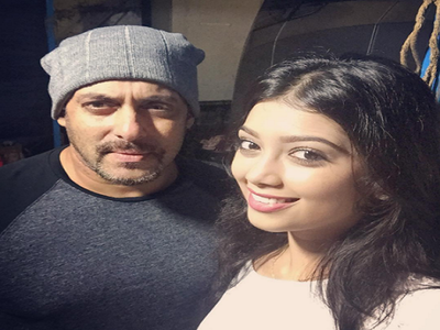 Bigg Boss 9 contestant Digangana Suryavanshi clicks selfie with Salman Khan