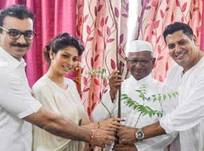 When Anna Hazare gifted Tanishaa Mukherji a neem tree