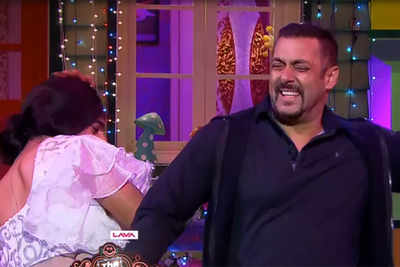 WATCH: Salman Khan rolls on the floor laughing as Sunil Grover cracks it again