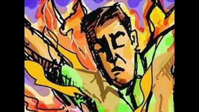 Set ablaze for Rs 1,500, man pleads for life on busy road