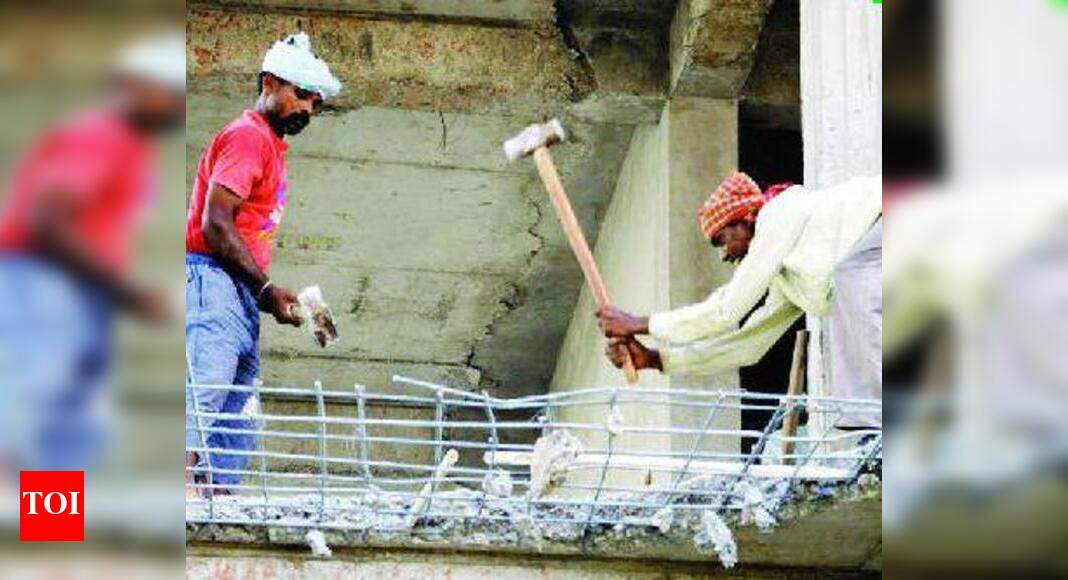 86-yr-old rickety building brought down in Golwad | Surat News - Times ...