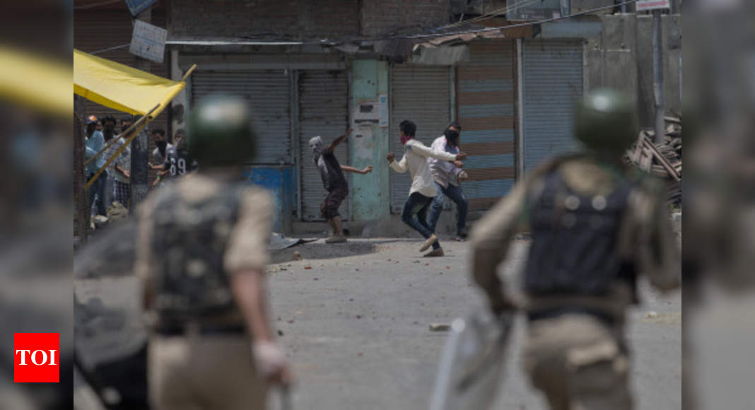 Kashmir Violence: Policeman Killed By Mob, Death Toll Rises To 18 ...