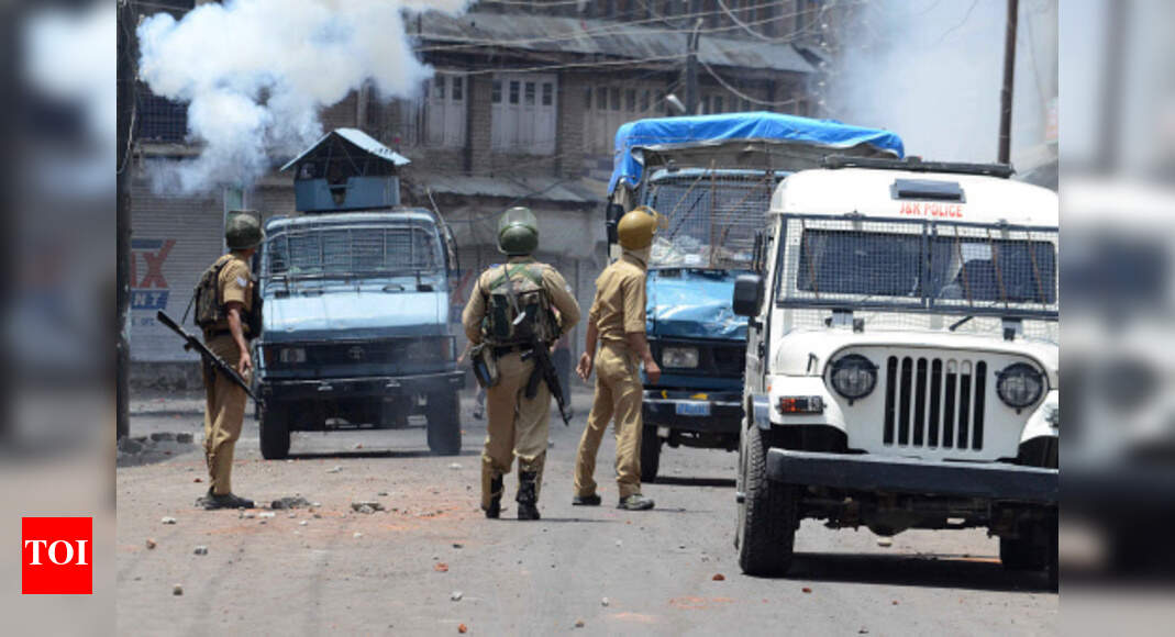 Kashmir violence: Mob drowns cop in Jhelum, toll now 23 | India News ...
