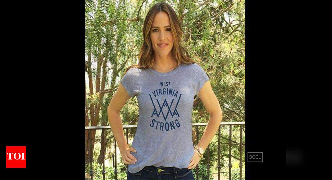 Jennifer Garner designs Tshirt for flood victims English Movie News