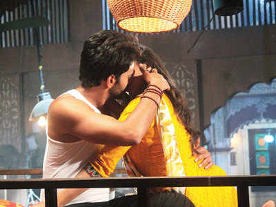 Two lip-locks in three days for the lead couple of 'Jana Na Dil Se Door'