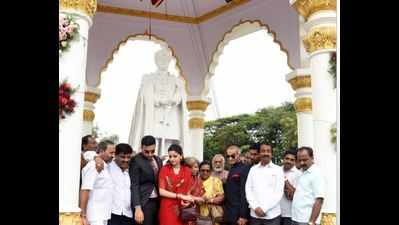 Wadiyars gather to unveil statue of Jayachamaraja at Hardinge Circle