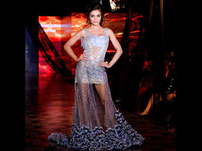 Amy Jackson walks the ramp in Bengaluru