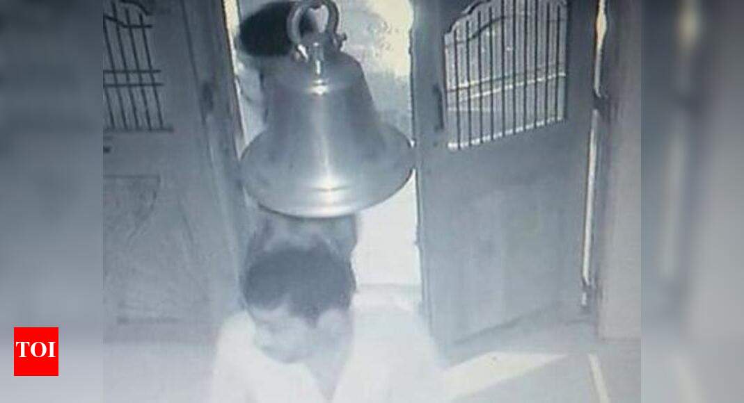 Temple thieves caught on CCTV camera | Mumbai News - Times of India