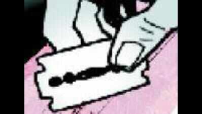 Drug addict attacks cop with razor blade | Kochi News - Times of India