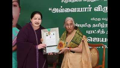 Sarada Menon gets Avvaiyar award