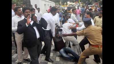 Lawyers assault media persons on HC premises