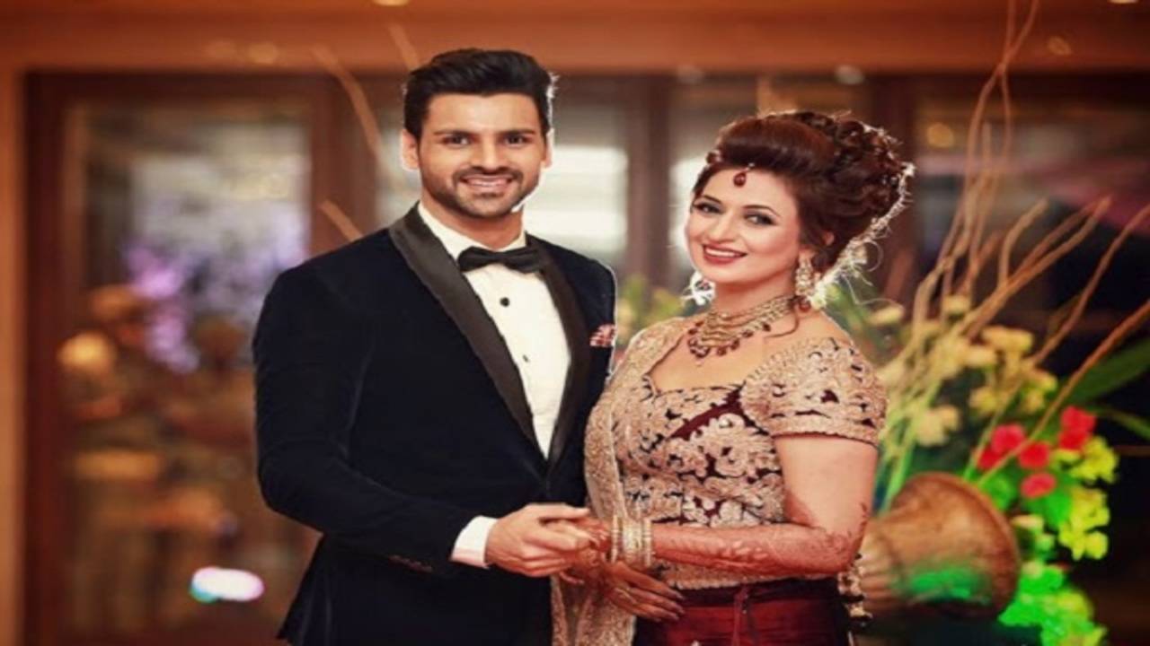 Tele Stars Divyanka Tripathi and Vivek Dahiya slay together in traditional  at a wedding - HungryBoo | Casual indian fashion, Indian wedding outfits,  Indian outfits lehenga