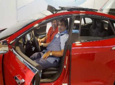 Nitin Gadkari visits Tesla Motors, invites proposal for India entry