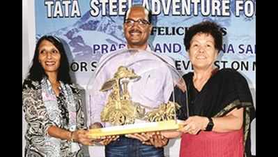 Jamshedpur couple in their 50s scales Mt Everest, felicitated