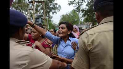 Dalits unrelenting, continue violent protests in Saurashtra