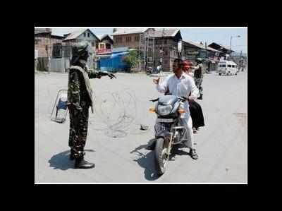 Curfew continues in five districts of Kashmir