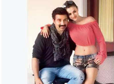 Sunny Deol, Ameesha Patel brave Benaras heat and crowd while filming their next