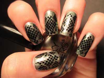 Give your nails the snake-skin manicure