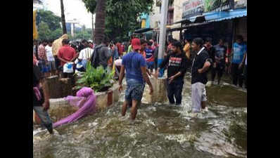 Incessant rain lashes Bengaluru, people stranded