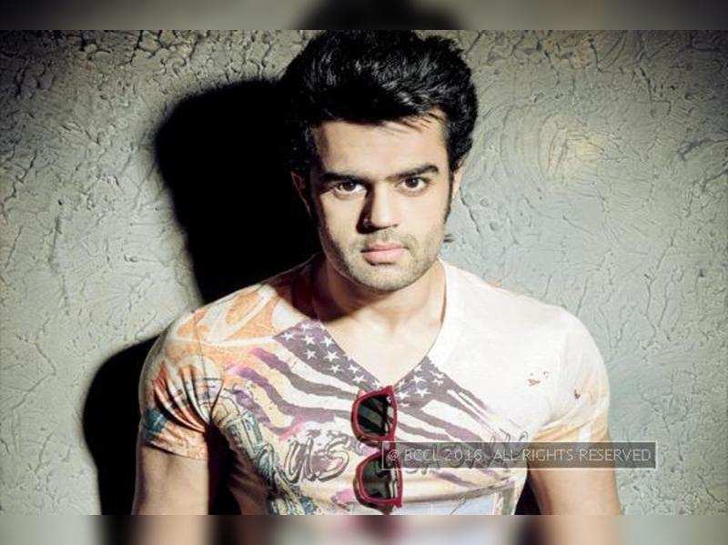 Manish Paul shoots with a sling for Jhalak Dikhla Jaa 9 - Times of India