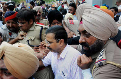 In Amritsar, Kejriwal dares Majithia to arrest him
