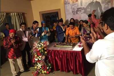 'Taarak Mehta Ka Ooltah Chashmah' enters its ninth year, celebrate by cutting a cake