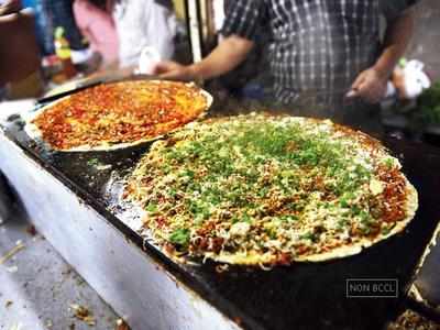 Preparing a sizzling hot pizza dosa (Pic credit: Prashant Jadhav)