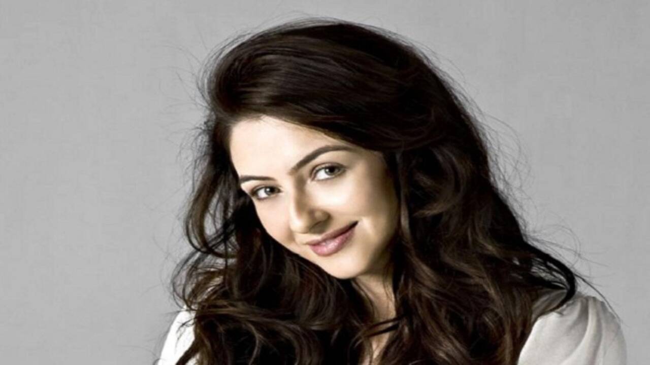 Saumya Tandon to take a legal route against her imposter on Twitter - Times  of India