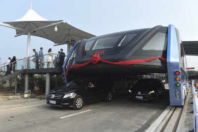 China's 'straddling bus' trial catches PM's eye