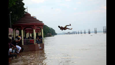 IITian walks across Ganga to chronicle life by the river