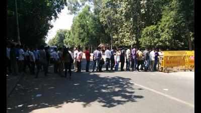 Teachers, students protest for facilities at Daulat Ram