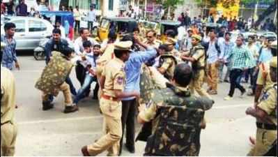 Cops use lathis to curb protest against JNTU-H
