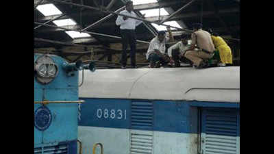 Robbers cut open roof of train coach, steal RBI's funds