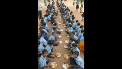 In Sitapur, schoolkids carry midday meal across Sukli