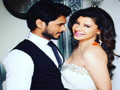 Sambhavna Seth posts a fun message for husband Avinash on their one month anniversary