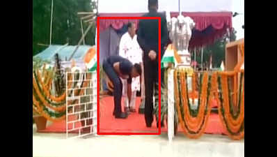 Security officer made to buckle Odisha minister's sandals